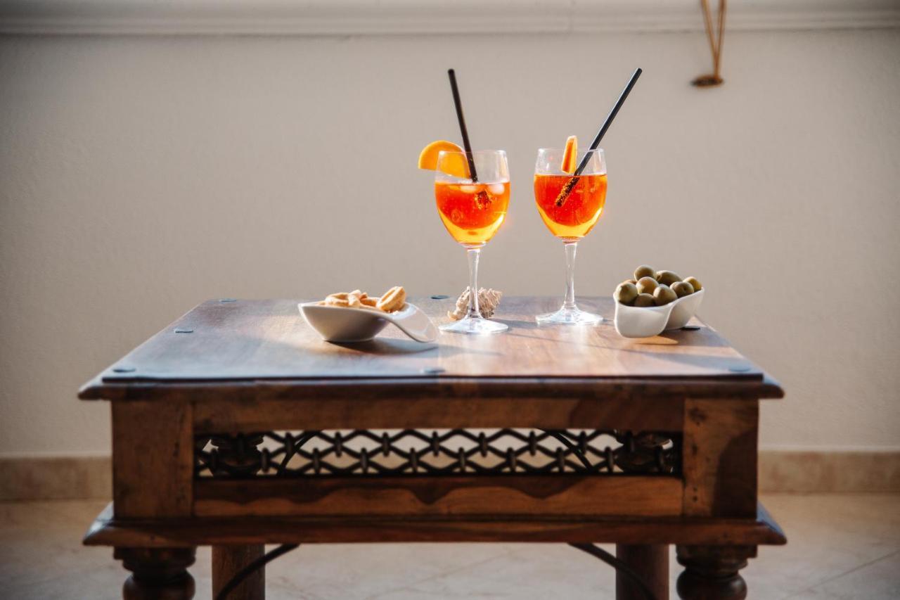 bicchiere di cocktail aperol spritz sul tavolo esterno al sole